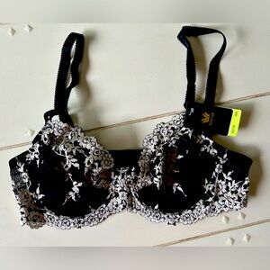 NWT black lace/ivory embroidered Wacoal bra, 36B